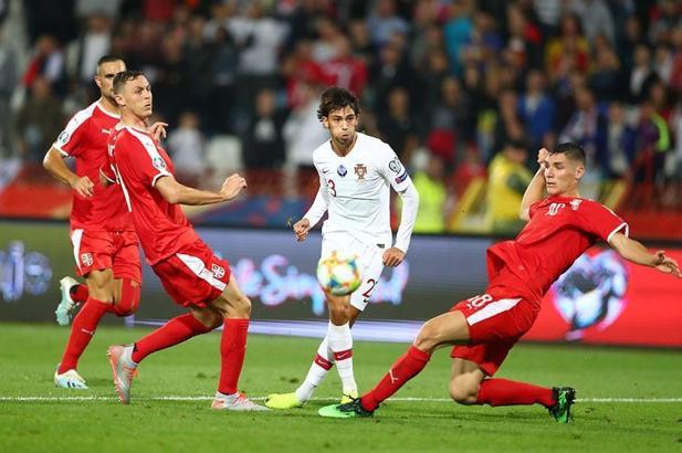 UEFA'dan Sırbistan'a seyircisiz oynama cezası