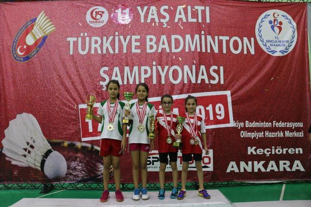 İkiz badmintoncular podyumu kapattı