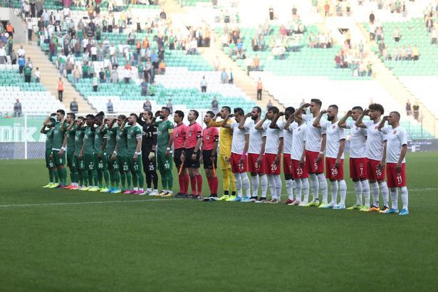 Bursaspor ve Ümraniyesporlu oyunculardan asker selamı