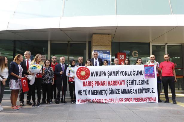 Avrupa şampiyonu Goalball Milli Takımı çiçeklerle karşılandı