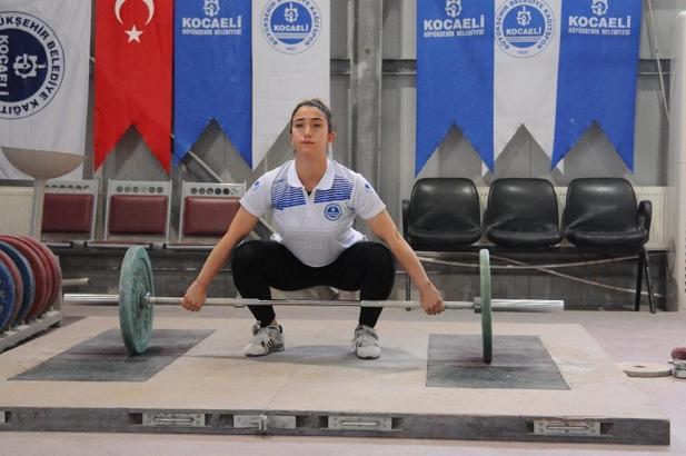 Milli halterci Berfin Altun'dan altın madalya