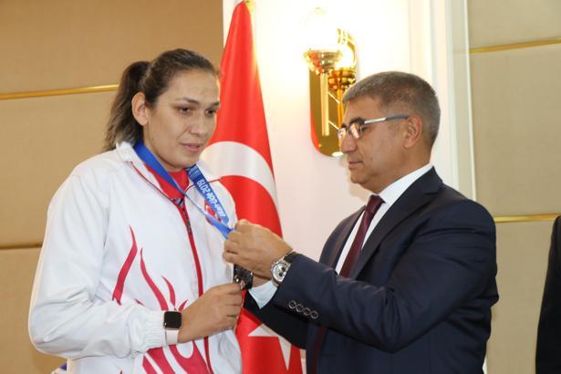 Elif Güneri: Dünya ikinciliğimi askerlerimize armağan etmek istiyorum