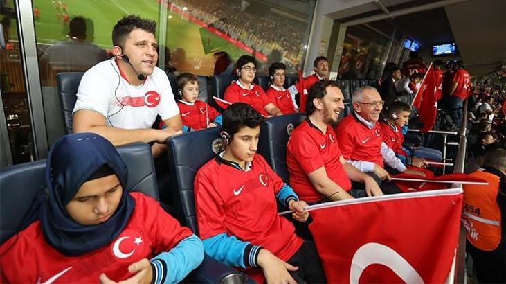 Görme engelli çocuklar milli maç heyecanını canlı sesli betimlemeyle yaşadı