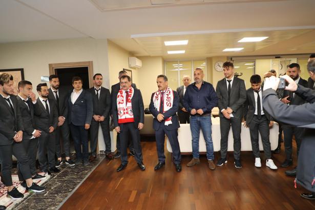 Vali Kaymak'tan Samsunsporlu futbolculara: “İnananlar başarır”