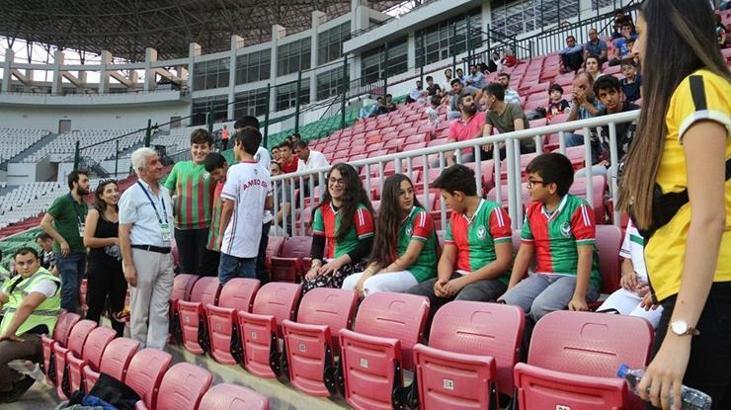 Görme engelli gençler ilk kez futbol maçına gitti