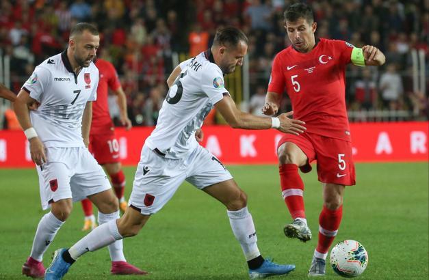 Emre Belözoğlu: Ülkemiz ve bayrağımız hepimizin önceliği