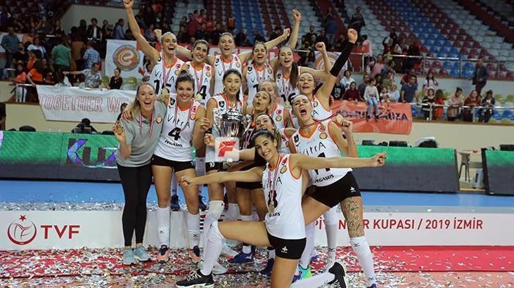 Şampiyon Eczacıbaşı VitrA kupasını aldı