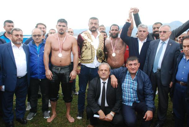 Hamza Köseoğlu başpehlivan oldu