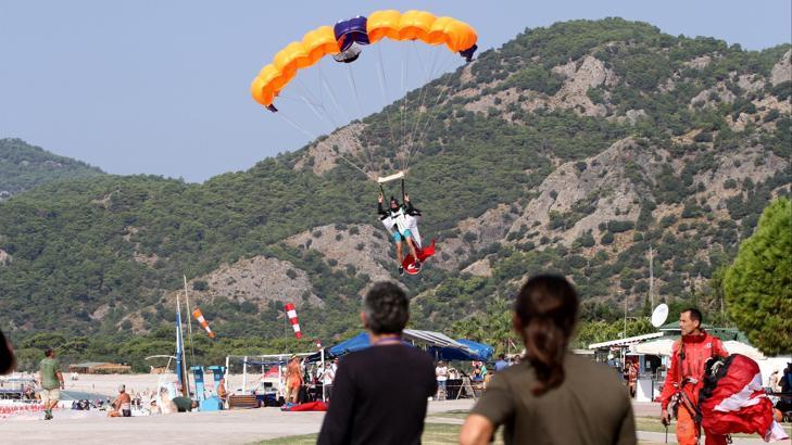 Fransız sporcu Türk bayrağıyla atlayış yaptı