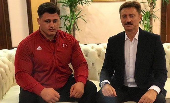 Dünya Şampiyonu Rıza Kayaalp'in adı spor salonuna verildi