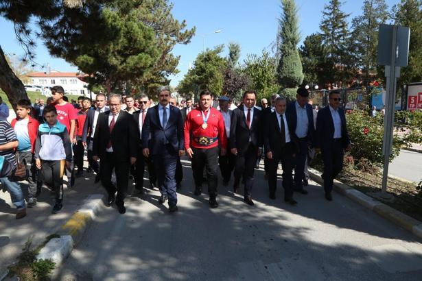 Şampiyon Rıza'ya çoşkulu karşılama