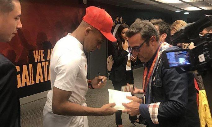 Mbappe, Önver'in kitabını imzaladı
