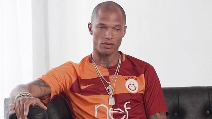 Dünyanın ‘en yakışıklı mahkûmundan Galatasaray formalı sürpriz!