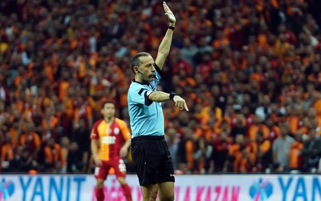 Cüneyt Çakır'ın Galatasaray-Fenerbahçe derbisi performansı