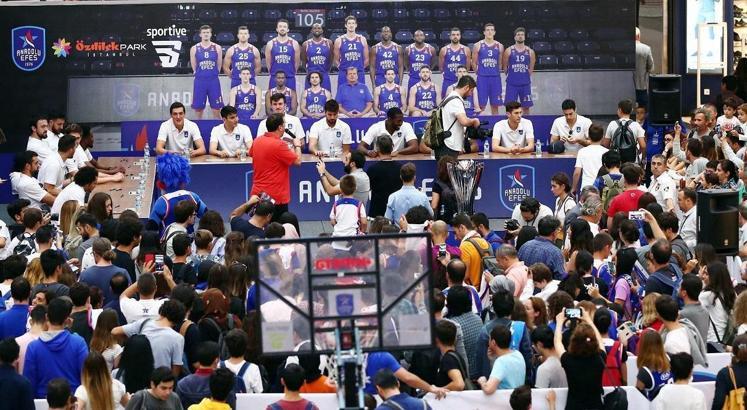 Anadolu Efes taraftarla buluştu