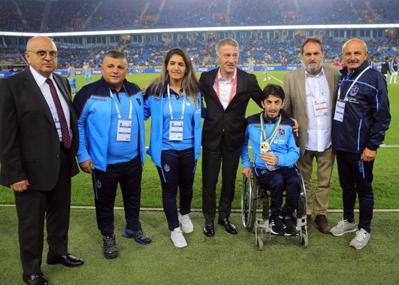 Ahmet Ağaoğlu'ndan başarılı sporculara ödül