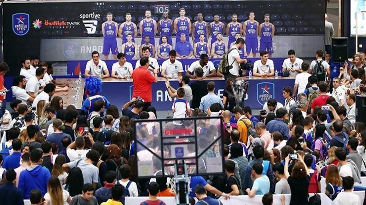 Anadolu Efes, taraftarlarıyla buluştu