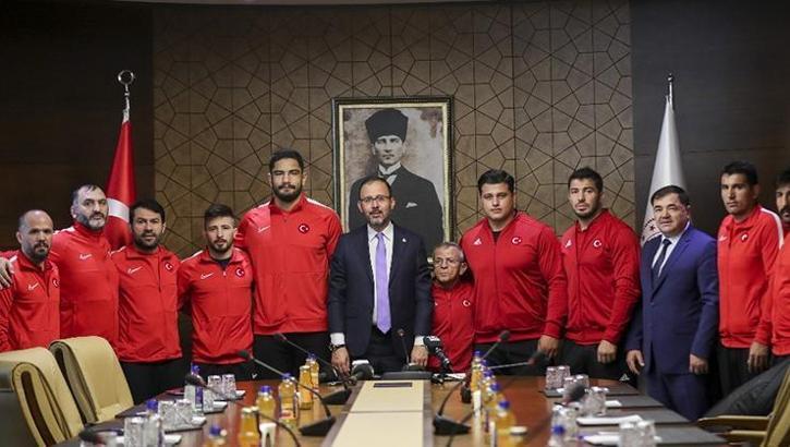 Gençlik ve Spor Bakanı Mehmet Muharrem Kasapoğlu milli güreşçileri kabul etti