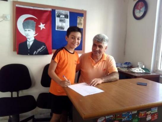9 yaşındaki Mustafa'ya amatör lisans verilip, sözleşme imzalandı