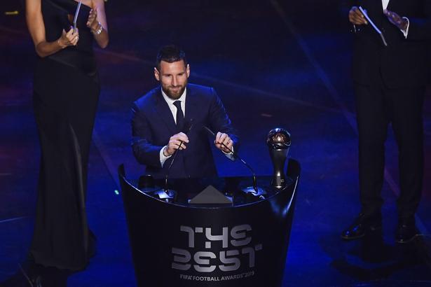 FIFA yılın futbolcusu Messi! VİDEO