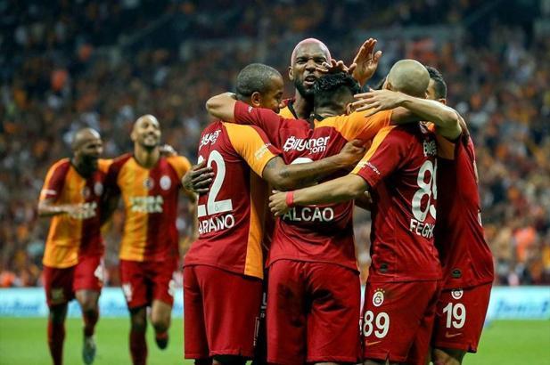 Galatasaray - Fenerbahçe derbisi son dakika! Tribüne kimler gitti?