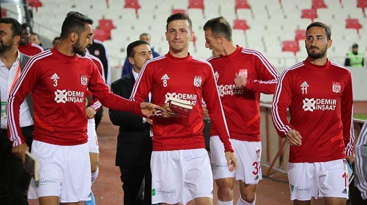 Sivassporlu futbolculardan kitap kampanyasına destek