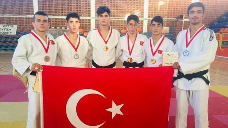 Karakuş'tan bronz madalya