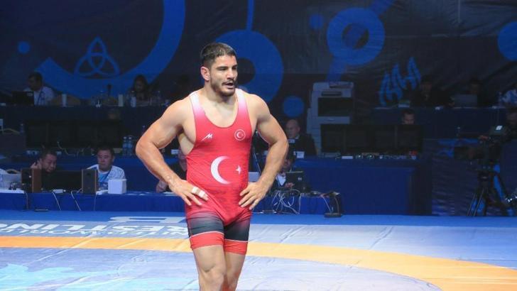 Dünya Güreş Şampiyonası'nda Taha Akgül finale yükseldi