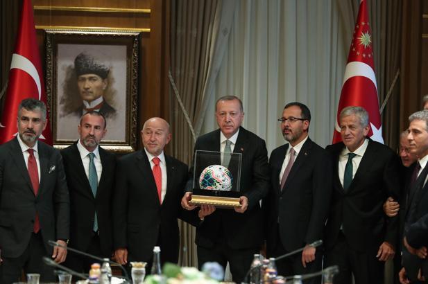 Cumhurbaşkanı Erdoğan, TFF Başkanı Özdemir'i kabul etti