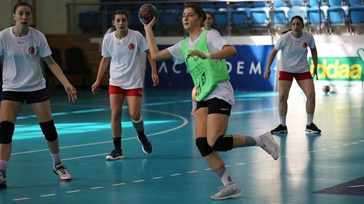 A Milli Kadın Hentbol Takımı, Fransa ve Hırvatistan maçı için kampa girdi