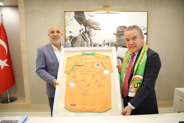 Alanyaspor'dan Başkan Muhittin Böcek'e ziyaret
