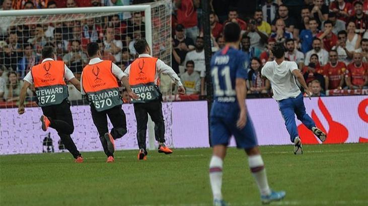 Süper Kupa finalinde sahaya giren taraftar gözaltına alındı!