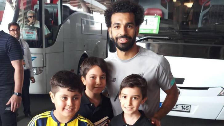 Muhammed Salah'a Emniyet Müdürü Çalışkan'ın çocuklarından 15 Temmuz kitabı