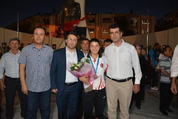 Dünya şampiyonu Zeynep'e coşkulu karşılama