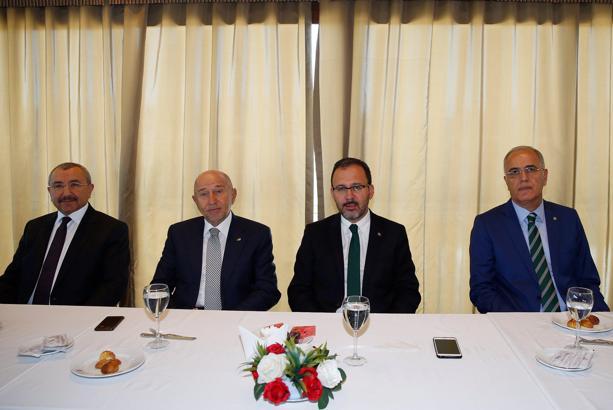 Bakan Kasapoğlu ve Başkan Özdemir, Sesi Görenler'in moral yemeğine katıldı