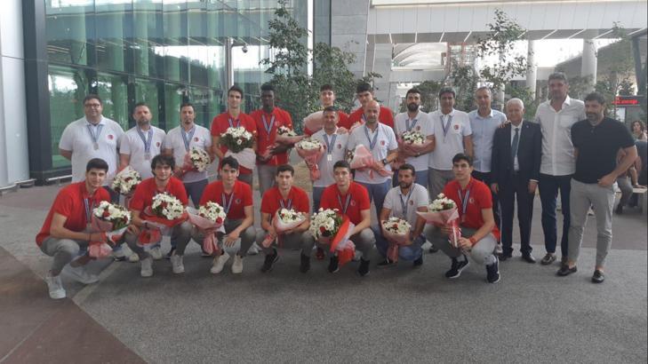 18 Yaş Altı Erkek Basketbol Milli Takımı çiçeklerle karşılandı