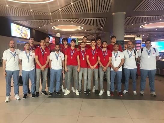 Avrupa 2'ncisi milliler İstanbul'da çiçeklerle karşılandı