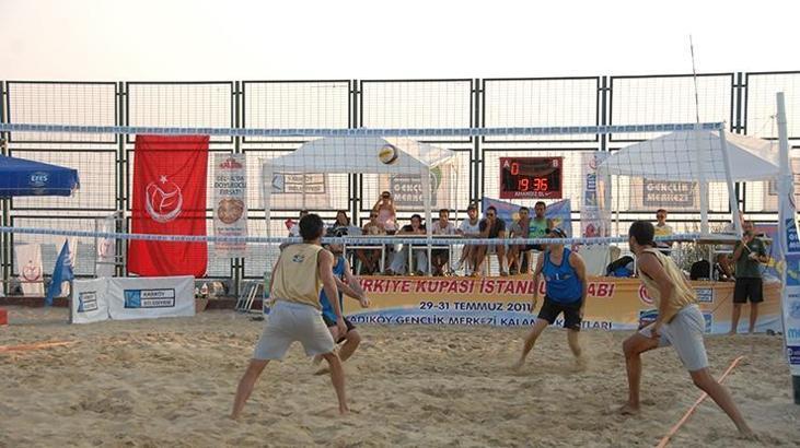Plaj voleybolu turnuvasında gençler ve ustalar bir arada
