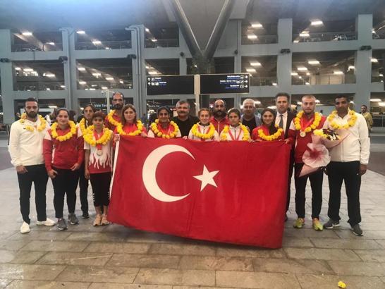 Milli sporcular yurda döndü