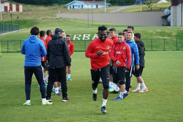 Gazişehir'de yeni transfer Abdul Aziz Tetteh takıma katıldı