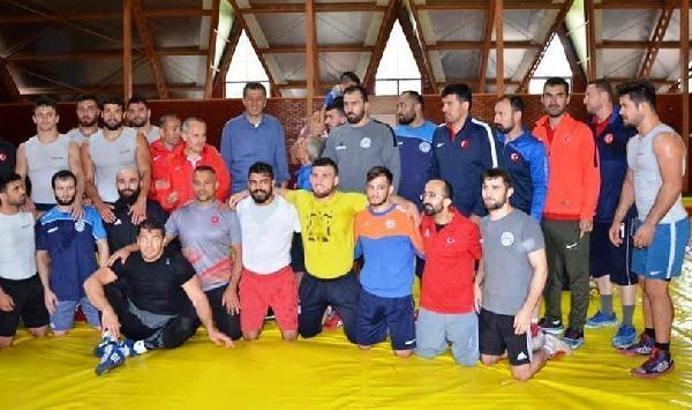 Bakan Selçuk, Güreş Milli Takımı'nın kampını ziyaret etti