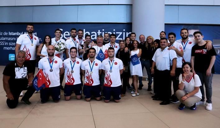 Şampiyon sporculara coşkulu karşılama