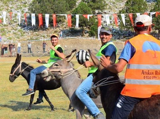 Eşek sırtında futbol maçı yaptılar