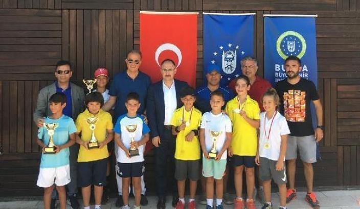 Küçük tenisçiler kupalarına kavuştu