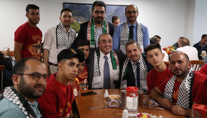 Filistinli futbolculardan Abdurrahim Albayrak'a ziyaret