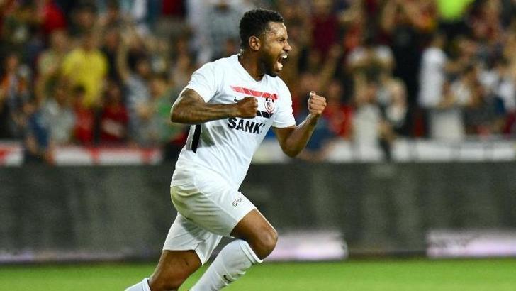Akhisarspor Poepon'un peşinde