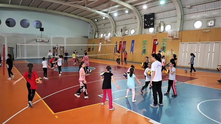 Kocaeli Büyükşehir Belediyesi geleceğin voleybolcularını yetişiyor