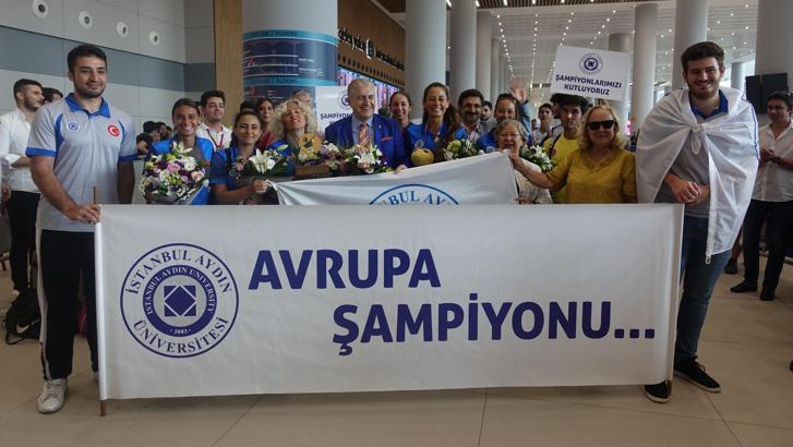 Avrupa şampiyonu İAÜ Kadın Tenis Takımı, yurda döndü