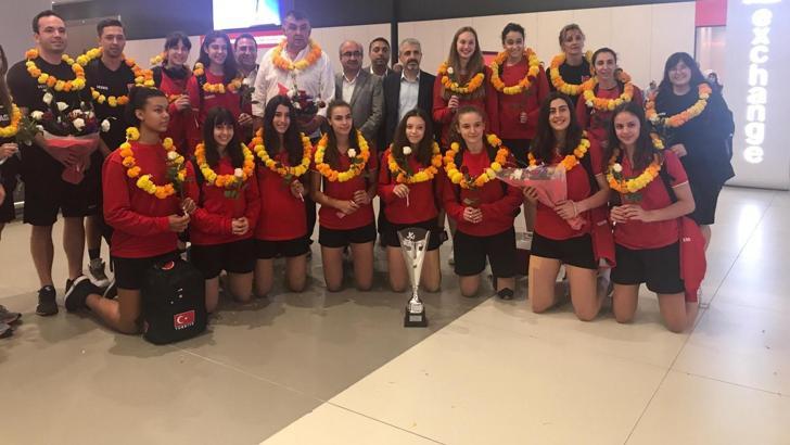 Voleybolda Avrupa Şampiyonu olan U16 Küçük Kız Milli Takımı yurda döndü
