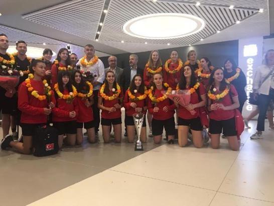 Voleybolda Avrupa Şampiyonu olan U16 Küçük Kız Milli Takımı yurda döndü